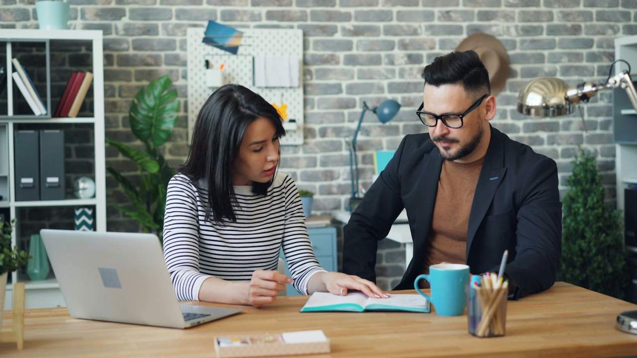 Consulenti al lavoro con un cliente